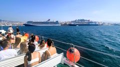 El Borealis y el Carnival Legend, los dos cruceros que han llegado hoy al puerto de Vigo. 
