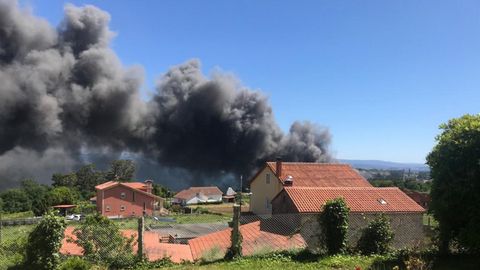 El incendio afecta a las casas prximas y se han desalojado viviendas en un radio de 1 kilmetro