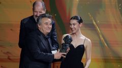 El actor Eduard Fernndez recibiendo el Goya a mejor actor protagonista en la ltima gala de los Premios Goya de manos de su hija, la tambin intrprete, Greta Fernndez.