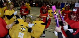 Los M&M de la comparsa local �Manhattaneo y viceversa� ofrecieron el espect�culo m�s irreverente del entroido fisterr�n.