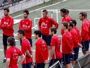 Manu, de frente el segundo por la izquierda, ayer entrenando.