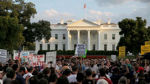 Gente reunida frente a la Casa Blanca en Washington para protestar por lo sucedido en Charlottesville