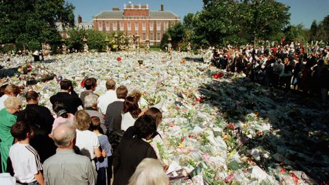 Los ciudadanos crearon una inmensa alfombra de flores a las puertas del palacio de Kensington en los das posteriores a la muerte de Diana. Imagen del 4 de septiembre de 1997