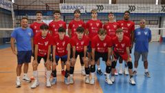 Los jugadores del Club Vigo, junto a su t�cnico, Diego Taboada, ayer en el pabell�n de Coia.