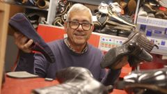 En su lugar de trabajo, rodeado de zapatos pendientes de reparar antes del cierre, el 31 de octubre