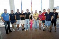 El patr�n mayor de Cambados, Ruperto Costa, ayer junto a los integrantes de su cabildo. 