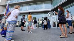 La��normalidad� de las colas y las citas previas, entre la resignaci�n y el enojo