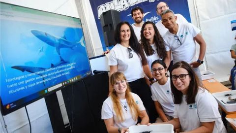 Parte del equipo investigador en una actividad divulgativa en el Aula del Mar del SMF en Salinas