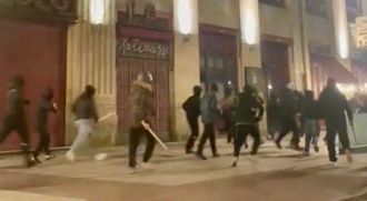 Imagen de la pelea que se produjo ayer en la zona de Areal entre aficionados del Celta y del Lyon