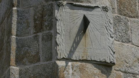 Reloj solar situado en una de las fachadas de la iglesia parroquial de Loureda, en Arteixo.