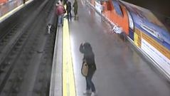 Un polic�a nacional salva a una mujer de ser arrollada en el metro de Madrid