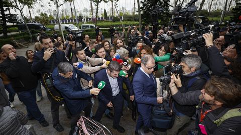 El exsecretario autonmico de Emergencias Emilio Argeso, en el centro de la imagen, a su llegada para declarar como investigado en la causa judicial por la gestin de la dana
