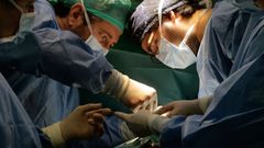 Chuac. Equipo de cirug�a card�aca infantil en una operaci�n