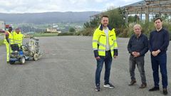 El alcalde de Foz, Francisco Cajoto (con chaqueta reflectante); Jos� Soto Pe�a, de la Asociaci�n de Autoescuelas de Lugo (en el centro) y Alberto Rodr�guez, jefe provincial de Tr�fico, supervisaron este jueves los trabajos de pintado de las nuevas pistas de destreza para motos y veh�culos pesados en el pol�gono de Fazouro.