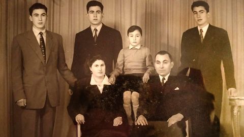  La familia de Confecciones Carrera: de izquierda a derecha, de pie: Lino, Bienvenido y José Carrera Morgadas. Sentados: Anuncia Morgadas Lago, Ramón Carrera Morgadas y José Carrera Lago.