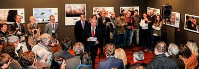 La exposici�n �Compostela, un ano de Voz�, inaugurada ayer en el Colexio de Fonseca, incluye este a�o el trabajo de siete fot�grafos.