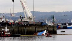 Maniobra para reflotar el pesquero hundido en Oza