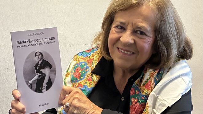 Aurora Marco con un ejemplar de su libro sobre Mar�a V�zquez