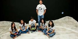 Los alumnos del instituto de Rois crearon una maqueta con la superficie de la Luna, parte del material con el que concursar�n. 