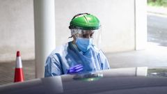 Imagen de archivo de sanitarios realizando pruebas PCR en el hospital de Barbanza