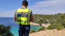 Fotografia de un agente de la Policia Local controlando una playa de Ibiza con un dron