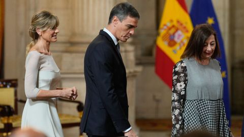 Begoa Gmez, Pedro Snchez y Francina Armengol en la ceremonia de entrega de las condecoraciones al mrito civil en el Palacio Real de Madrid.