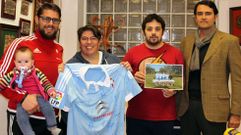 Miembros de la pe�a, con la camiseta firmada por la plantilla del Celta