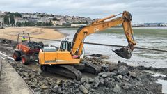 Retirada restos del antiguo paseo en Playa Nova, en Sada