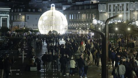 La bola navide�a de la Marina recibi� miles de visitas durante el puente de la Constituci�n