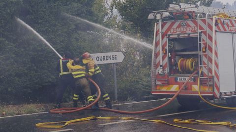 Un incendio mantiene en alerta O Cumial y Seixalbo (Ourense).