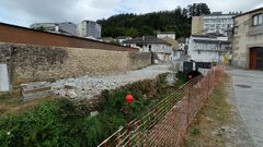 Zona que ocupaba el lavadero comunitario, que ya fue demolido, con el puente de origen medieval al fondo