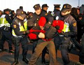 Un sindicalista que formaba parte de un piquete informativo en el pol�gono del Tambre de Santiago es reducido por la polic�a.