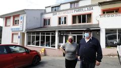 Jos� y su mujer, Josefa, junto al negocio que pusieron en marcha hace unas cuatro d�cadas