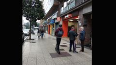 Un usuario recorre en patinete la calle Valentín Masip de Oviedo