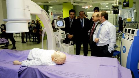 Óscar Ortega, Francisco Vilanova, Javier Aguirrezabalaga, Daniel Ludi y Alberto Centeno, ante uno de los arcos de radiología intervencionista donados por la Fundación Amancio Ortega
