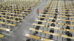 Candidatos realizando un examen de oposici�n en Lal�n