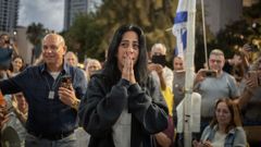 Familiares de rehenes reunidos en Tel Aviv.