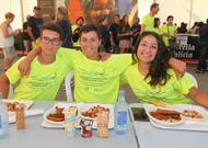 Los ochenta voluntarios disfrutaron de un banquete antes de que el grupo tradicional rianxeiro Os Perucos pusiera el colof�n.