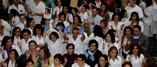 Decenas de trabajadores del Hospital Meixoeiro, referencia para casos de �bola en Galicia, se manifestaron el lunes. 