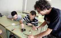 Mateo Mena, en el taller de ayer por la ma�ana, con dos estudiantes del Polit�cnico. 
