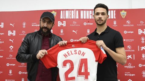 Nlson Monte, a la derecha, el da de su presentacin, acompaado por el director deportivo del Almera, Mohamed El Assy.