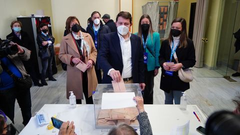 El candidato a la Presidencia de la Junta de Castilla y Le�n por el PP, Alfonso Fern�ndez Ma�ueco, vot� en un colegio electoral en Salamanca