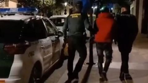 En el centro, el detenido como presunto autor del crimen de Baiona, en una imagen de la Guardia Civil
