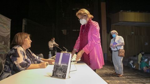 PRESENTACION DEL LIBRO IRMANDIAS, DE AURORA MARCO, EN RIANXO, EN EL ACTO MENSUAL DE BARBANTIA