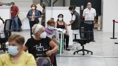 Vacunaci�n masiva de gallegos entre 60 y 65 a�os en el Ifevi (Vigo)