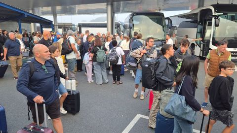 Los pasajeros de primera hora tuvieron que coger un bus para ir a Lavacolla