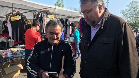 El diputado nacional de Foro y candidato nmero 2 de la Coalicin Electoral PP-FORO, Isidro Martnez Oblanca, en el rastro de Gijn