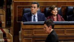 La portavoz de EH Bildu, Mertxe Aizpurua, pasa delante de Pedro S�nchez en el Congreso de los Diputados 