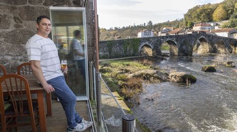 Borja Rodrguez en el restaurante Ponte Maceira, que hoy celebra una jornada de puertas abiertas para dar a conocer los cambios hechos en un espacio con una larga historia que cuenta con dos comedores, terraza cubierta y bar. Cerrarn los lunes por descanso de personal, a partir del martes abrir el bar desde la maana a la noche, de mircoles a domingo darn comidas y las cenas solo viernes y sbados.