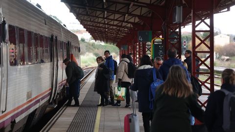 Salida del tren hacia A Coru�a desde la estaci�n de Ferrol, llena por la huelga de autobuses.